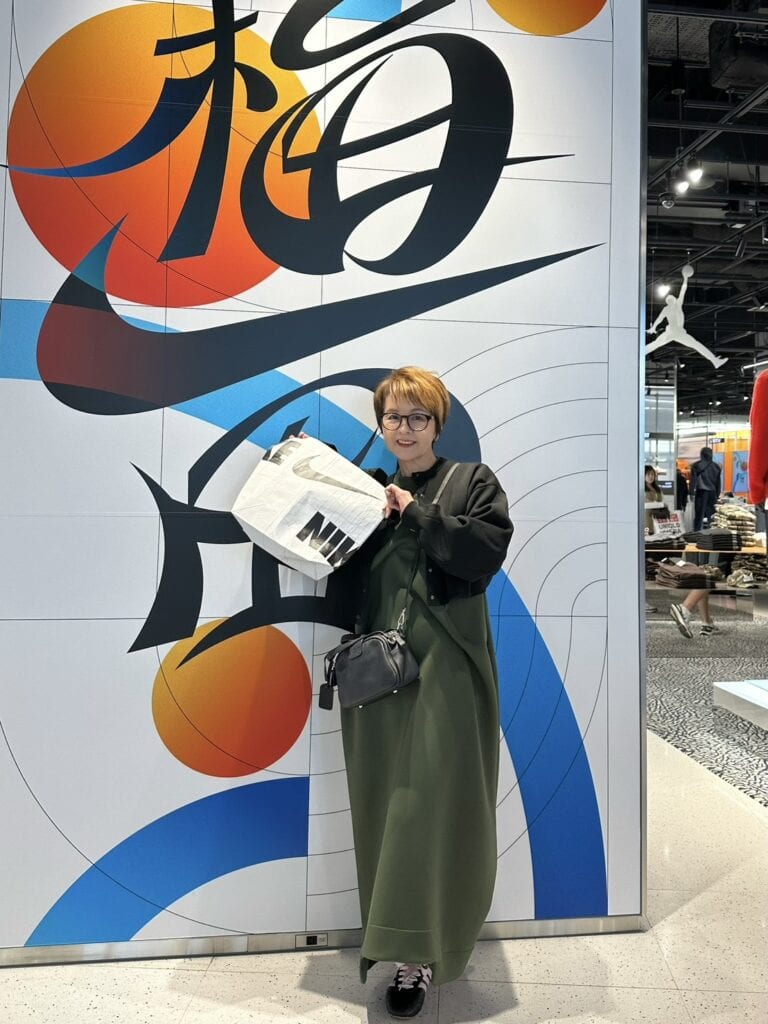 できあがったTシャツを受け取った松本節子さん