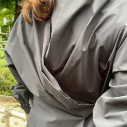 「『ル フィル』のブラウスは背中が合わせになっていて、ちらっと肌を覗かせた後ろ姿にハッとする、バックシャンなデザインが上品な抜け感と女性らしさを添えてくれます」