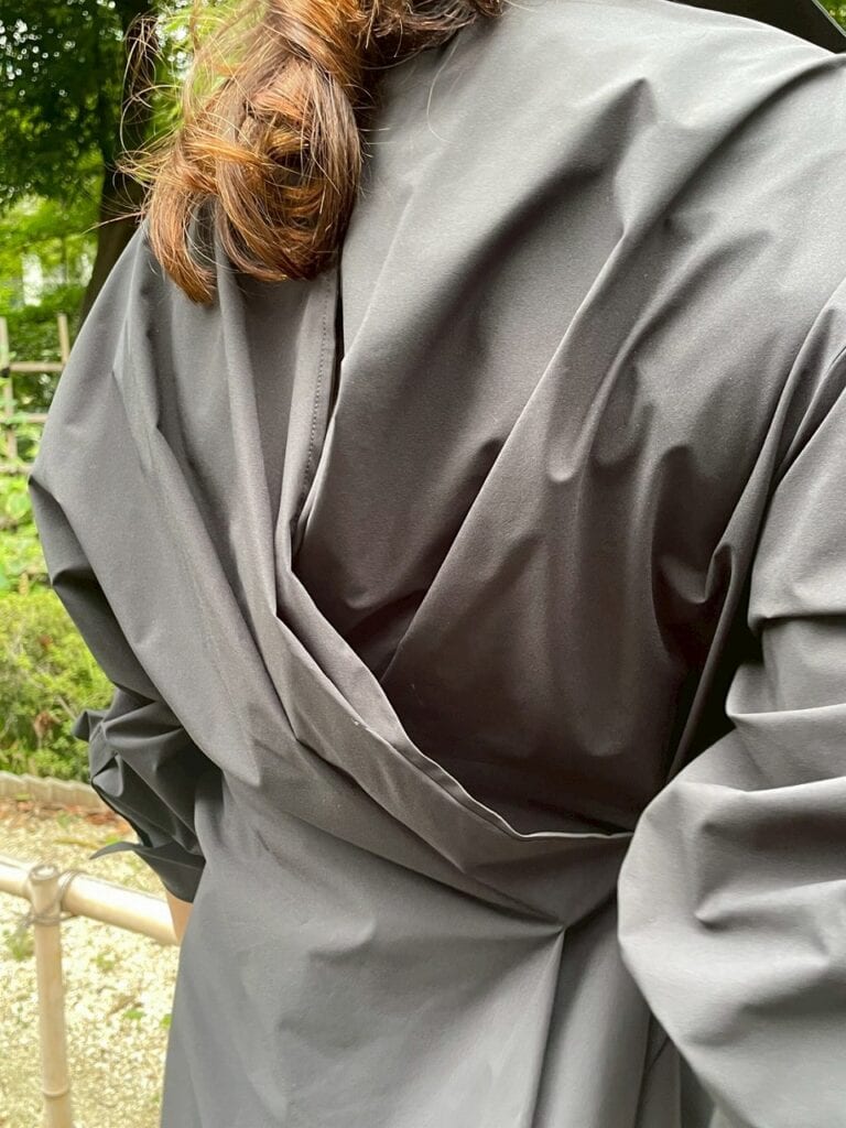 スリットから肌が見えるLE PHILのバックシャンデザイン