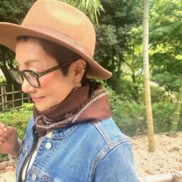 「帽子は好きで毎日かぶっています。このウールハット、高そうに見えて実は 『しまむら』で購入したもの。お値段以上で質もなかなか良くて愛用中。好きなものが決まっているのでプチプラでも似合うものを見つけるのは腕の見せどころ。ファッションを楽しむ醍醐味ですね。また、私は身長が150cm以下と小柄なのでストールやスカーフを巻くと、重心も視線も上がり小顔に見えるので昔からよく取り入れています。ヘアスタイルもベリーショートなのですっきりと巻きやすいです」