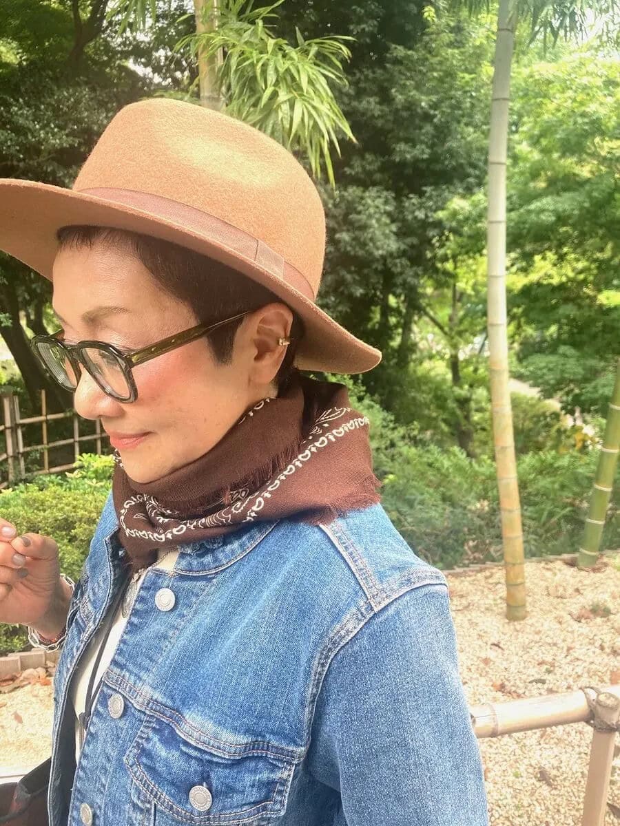 「帽子は好きで毎日かぶっています。このウールハット、高そうに見えて実は 『しまむら』で購入したもの。お値段以上で質もなかなか良くて愛用中。好きなものが決まっているのでプチプラでも似合うものを見つけるのは腕の見せどころ。ファッションを楽しむ醍醐味ですね。また、私は身長が150cm以下と小柄なのでストールやスカーフを巻くと、重心も視線も上がり小顔に見えるので昔からよく取り入れています。ヘアスタイルもベリーショートなのですっきりと巻きやすいです」