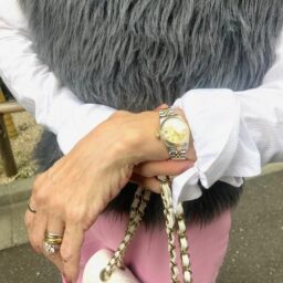 「『ロレックス』の時計や『カルティエ』の3連リングはゴールドカラーコーデにもシルバーカラーコーデにも合わせやすくて気に入っています。『CHANEL』のバッグのチェーン部分とも相性が良いです」