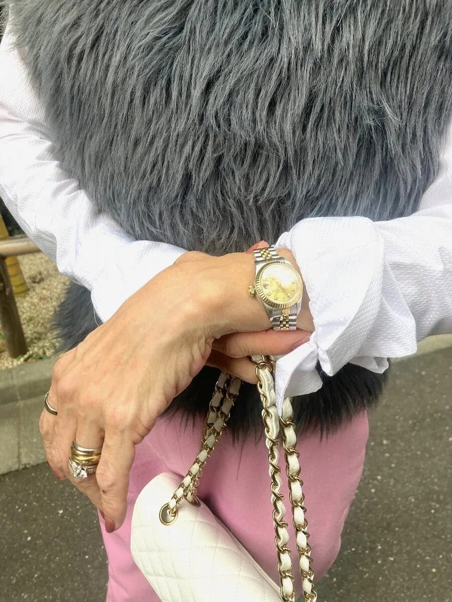 「『ロレックス』の時計や『カルティエ』の3連リングはゴールドカラーコーデにもシルバーカラーコーデにも合わせやすくて気に入っています。『CHANEL』のバッグのチェーン部分とも相性が良いです」