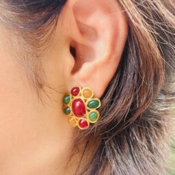 「ワンピースのパープルの色味に合わせて、マルチカラーの『シャネル』のイヤリングに。はっきりした色使いのワンピを着ることが多いので合わせやすくて気に入ってます」