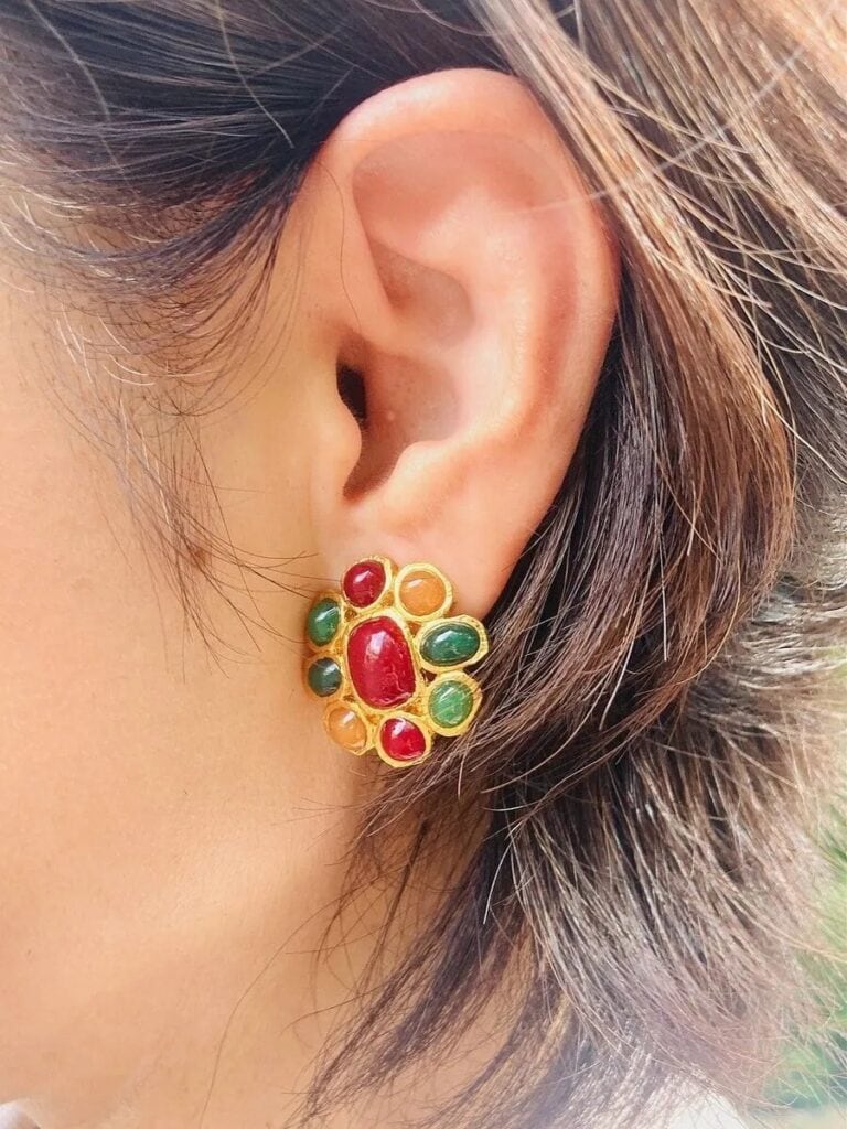 「ワンピースのパープルの色味に合わせて、マルチカラーの『シャネル』のイヤリングに。はっきりした色使いのワンピを着ることが多いので合わせやすくて気に入ってます」