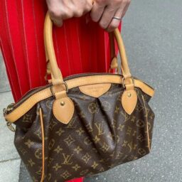 「『Louis Vuitton」のバッグは、アクセントにハイブランドを1点投入して無地のコーデにポイントに」