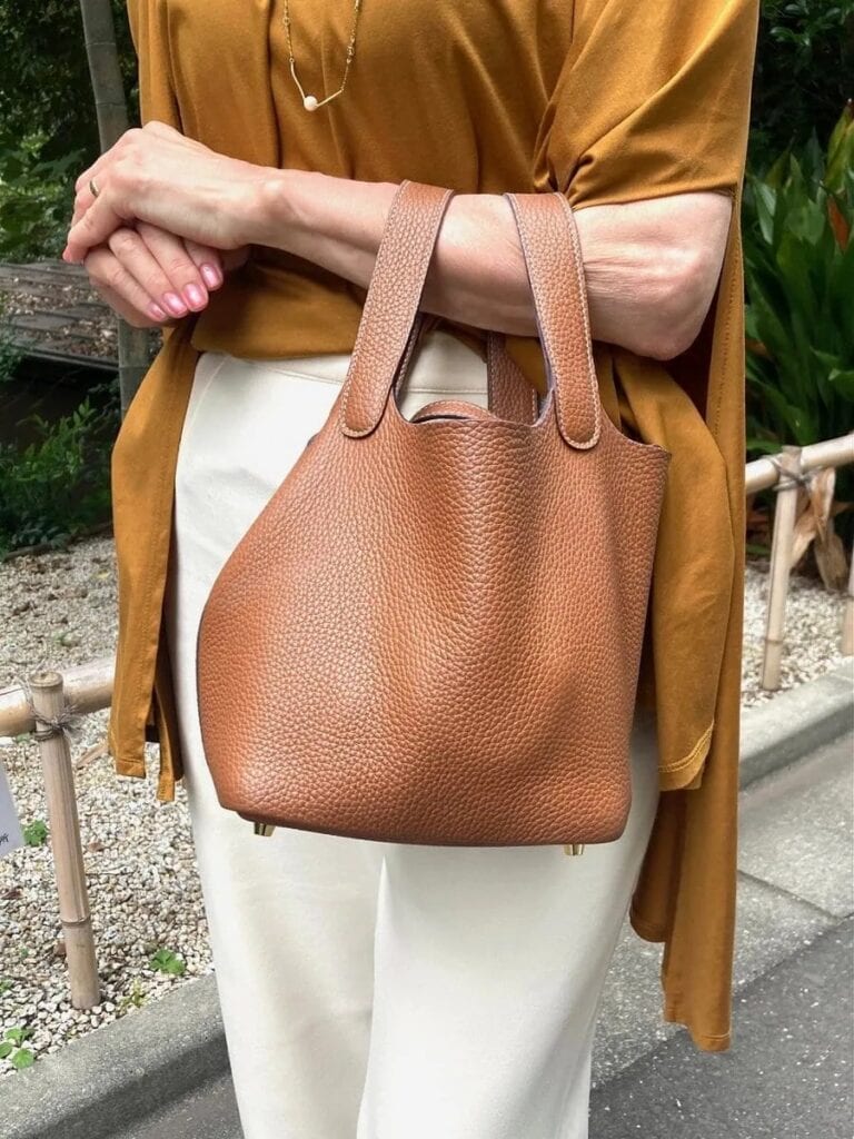 「ハンドバッグは『HERMES』。しっかりとしたつくりで長く愛用中。普段からカジュアルに使っています」