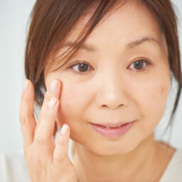 シミ・肝斑部分に血色コンシーラーを