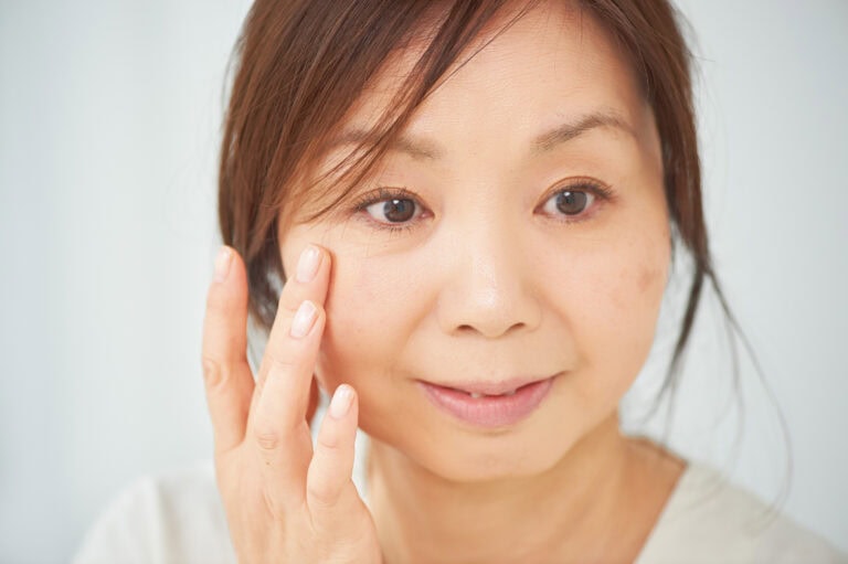 シミ・肝斑部分に血色コンシーラーを