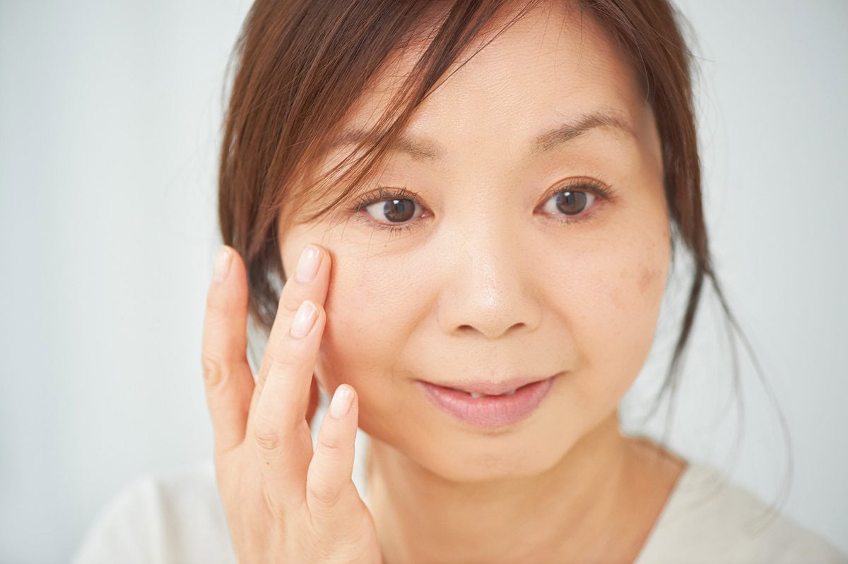 シミ・肝斑部分に血色コンシーラーを