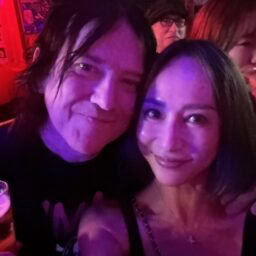 老舗ロックバーに現れたメンバーと記念撮影