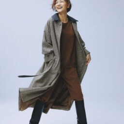 コート¥385,000 ／マッキントッシュ（マッキントッシュ 六本木ヒルズ店）、ニット¥74,800 、パンツ¥74,800 ／ともにリア（エリオポール代官山）、ブーツ¥110,000／ネブローニ