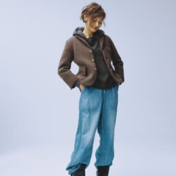 ジャケット¥264,000、フーディ¥61,600、デニム¥71,500／すべてマディソンブルー、ブーツ¥49,500／ペリーコ サニー（アマン）