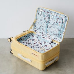 手狭な場所でも荷物の出し入れがしやすい、フロントオープン仕様。メッシュやファスナーつきのポケットもなにかと便利！