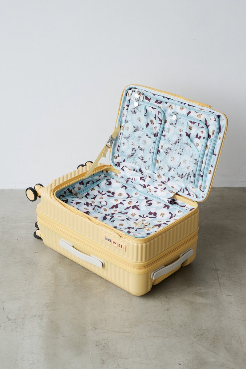 手狭な場所でも荷物の出し入れがしやすい、フロントオープン仕様。メッシュやファスナーつきのポケットもなにかと便利!