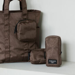 水の侵入を防ぐ止水ファスナーが施されたポーチは取り外し可。