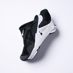 ソールが折れ曲がった状態で足を入れ、かかとに重心をかければ装着完了。逆足でソールのかかとを踏むと脱げます。