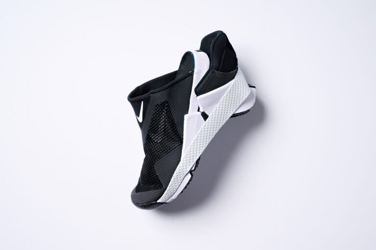 ソールが折れ曲がった状態で足を入れ、かかとに重心をかければ装着完了。逆足でソールのかかとを踏むと脱げます。