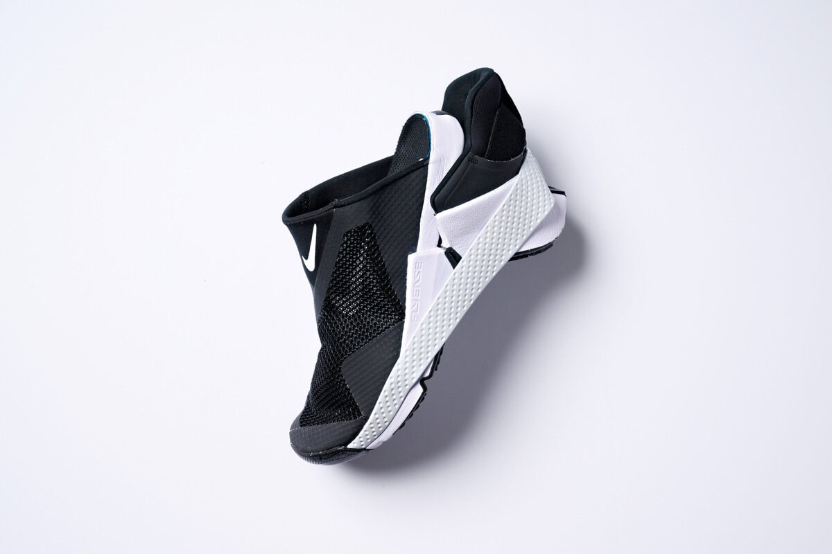 ソールが折れ曲がった状態で足を入れ、かかとに重心をかければ装着完了。逆足でソールのかかとを踏むと脱げます。