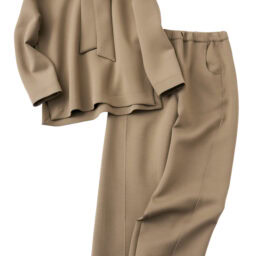 プルオーバー¥36,740、パンツ ¥36,740／ともにテラ（ティースク エア プレスルーム）