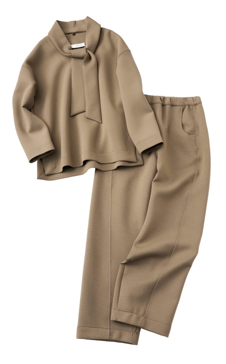 プルオーバー¥36,740、パンツ ¥36,740/ともにテラ(ティースク エア プレスルーム)