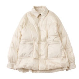 リバーシブルで着られるのも旅で重宝するポイント。裏面は、ステッチが入ってほんのりカジュアルな雰囲気。