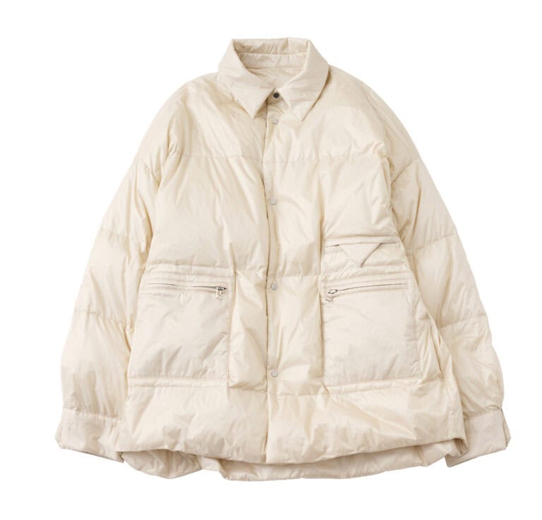 リバーシブルで着られるのも旅で重宝するポイント。裏面は、ステッチが入ってほんのりカジュアルな雰囲気。