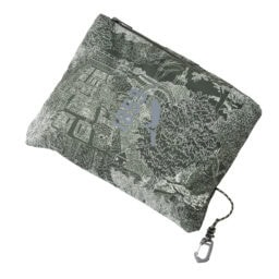 胸下付近にあるポケットの中に折りたたんでしまえば、ぺたんこになってバッグの中でもかさばらない！