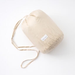 淡いベージュでも、付属のポーチに入れればバッグの中でも汚れず、安心して持ち歩くことができます。