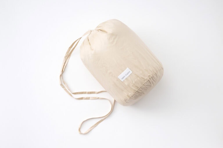 淡いベージュでも、付属のポーチに入れればバッグの中でも汚れず、安心して持ち歩くことができます。