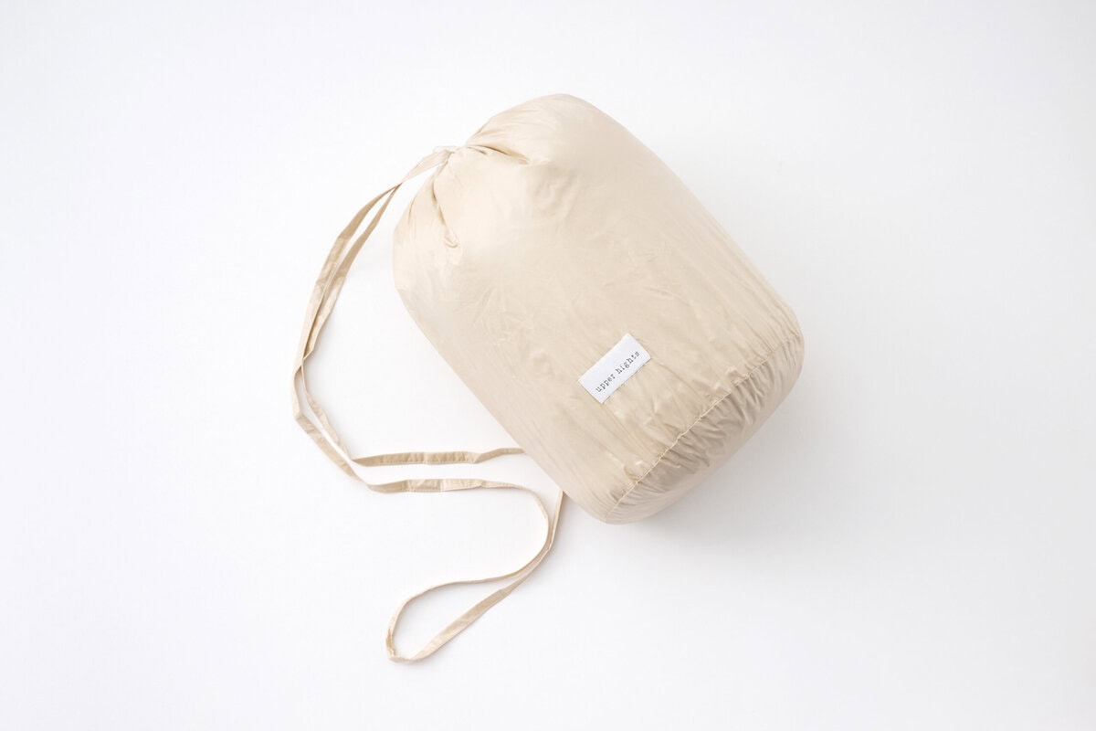 淡いベージュでも、付属のポーチに入れればバッグの中でも汚れず、安心して持ち歩くことができます。