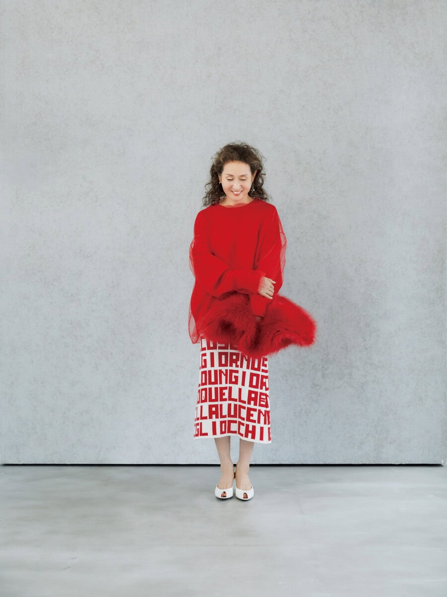 チュールつきニット¥144,100、スカート¥71,500、バッグ¥69,300／すべてエムエスジーエム（アオイ）、ピアス（右）¥77,000、ピアス（左）¥192,500／ともにシハラ（シハラ トウキョウ）、シューズ¥151,800（参考価格）／ネオス（ザ・ウォール ショールーム）