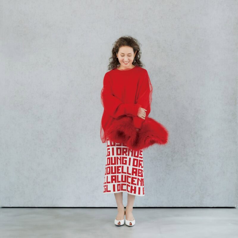 【60代ファッション】ホリデーシーズンのおしゃれにぴったり！ 人気スタイリスト・坂本久仁子さんが提案するレッドカラーコーデ2選