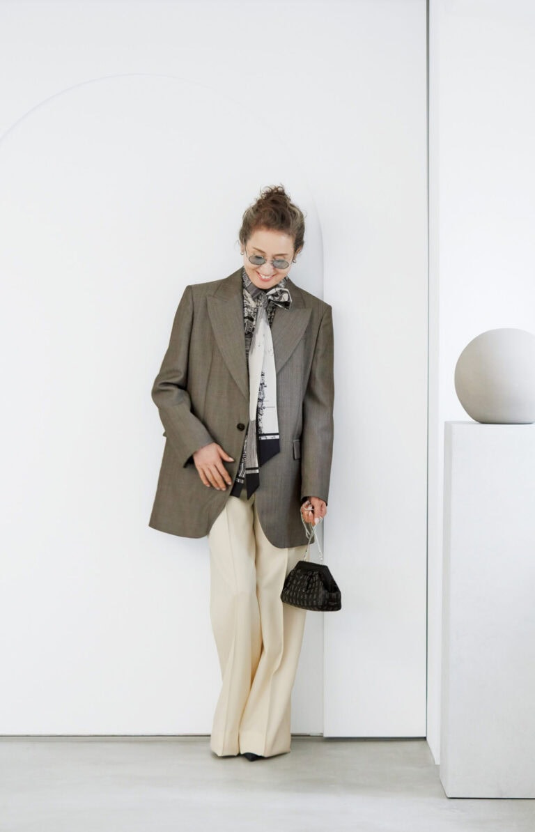 ジャケット¥174,900、パンツ¥84,700/ともにピーティートリノ(ピーティージャパン)、ブラウス¥44,000/エストネーション、メガネ¥52,800 / アヤメ(コンティニュエ)、ピアス¥473,000、リング¥165,000/ともにホーセンブース(リトルリーグ インク)、バッグ¥400,400 /セラピアン(リシュモン ジャパン セラピアン)、シューズ¥140,800(参考価格)/ネオス(ザ・ウォール ショールーム)