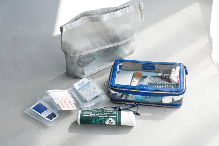 化粧品はお試しサイズをカードケースに収納