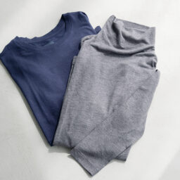 タートルネックT¥2,290、クルーネックT¥2,290／ともにユニクロ：シー（ユニクロ）