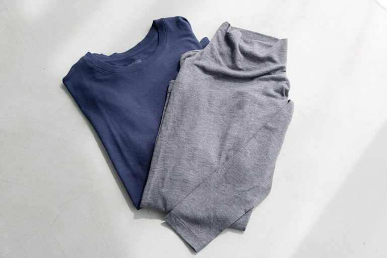 タートルネックT¥2,290、クルーネックT¥2,290/ともにユニクロ:シー(ユニクロ)