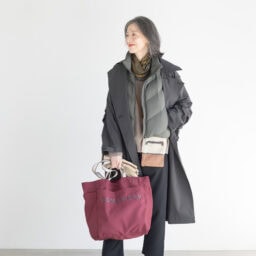 コート¥97,900、サスペンダーつきパンツ¥38,500／ともにコグ ザ ビッグスモーク、ベスト¥5,990／ユニクロ、セーター¥17,990、バンダナ¥2,990／ともにザラ（ザラ カスタマーサービス）、バッグ¥50,600／アニヤ・ハインドマーチ（アニヤ・ハインドマーチ ジャパン）、ショルダーバ ッグ¥30,800、手袋¥38,500／ともにアニェル（アッシュ・ぺー・フラン ス）、スニーカー¥23,100／パトリック（カメイ・プロアクト）、ピアス（両耳で）¥39,600／リューク、タイツ／スタイリスト私物