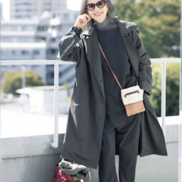 コート¥97,900、トップス¥28,600、サスペンダーつきパンツ¥38,500／すべてコグ ザ ビッグスモーク、タートルネックT¥2,290／ユニクロ：シー（ユニクロ）、バッグに入れたベスト¥5,990／ユニクロ、バッグ¥50,600／アニヤ・ハインドマーチ（アニヤ・ハインドマーチ ジャパン）、ショルダーバッグ ¥30,800／アニェル（アッシュ・ぺー・フランス）、スニーカー¥23,100／パトリック（カメイ・プロアクト）、サングラス¥22,000／アナ スイ（アナ スイ ジャパン）、ピアス（両耳で）¥39,600／リューク、タイツ／スタイリスト私物