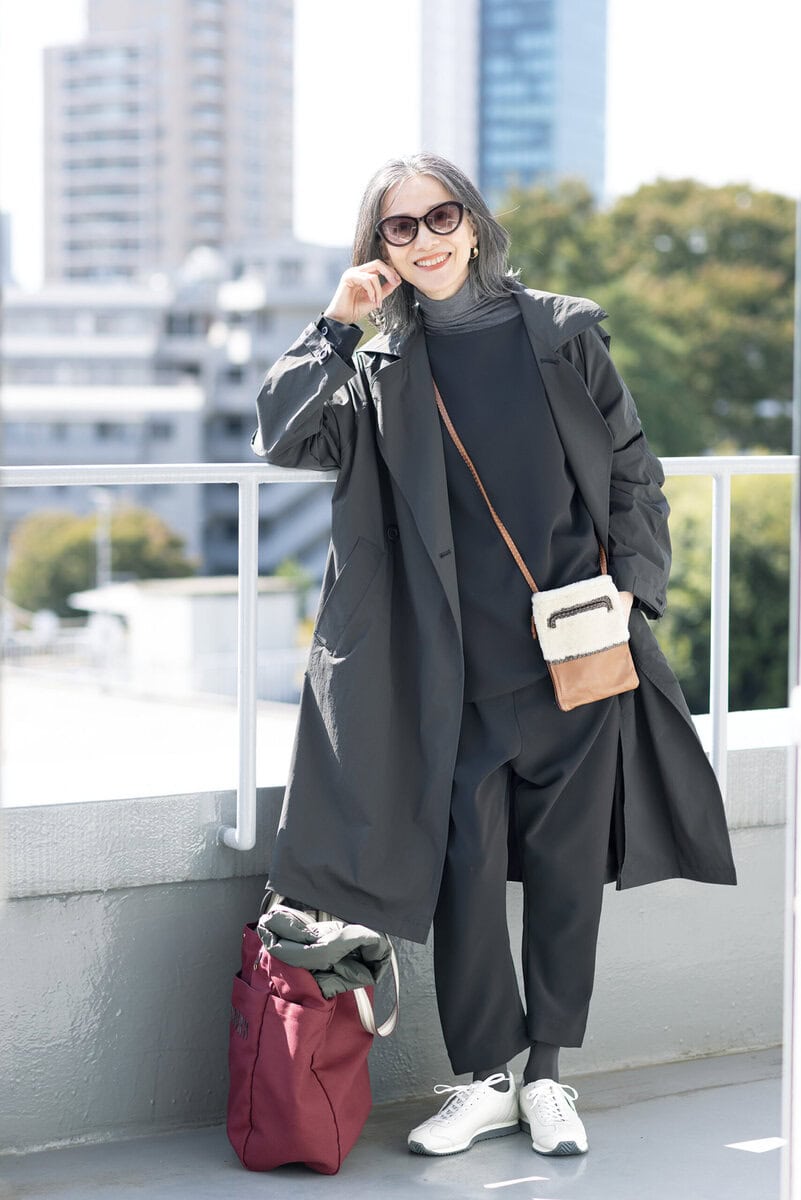 コート¥97,900、トップス¥28,600、サスペンダーつきパンツ¥38,500/すべてコグ ザ ビッグスモーク、タートルネックT¥2,290/ユニクロ:シー(ユニクロ)、バッグに入れたベスト¥5,990/ユニクロ、バッグ¥50,600/アニヤ・ハインドマーチ(アニヤ・ハインドマーチ ジャパン)、ショルダーバッグ ¥30,800/アニェル(アッシュ・ぺー・フランス)、スニーカー¥23,100/パトリック(カメイ・プロアクト)、サングラス¥22,000/アナ スイ(アナ スイ ジャパン)、ピアス(両耳で)¥39,600/リューク、タイツ/スタイリスト私物