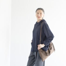 ブラウス¥75,900／デ・ドゥエ（アッシュ・ペー・フランス）、中に着たクルーネックT¥2,290／ユニクロ：シー（ユニクロ）、パンツ¥47,300／エズミ（リ デザイン）、バッグ¥20,900／リンク