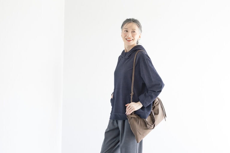 ブラウス¥75,900/デ・ドゥエ(アッシュ・ペー・フランス)、中に着たクルーネックT¥2,290/ユニクロ:シー(ユニクロ)、パンツ¥47,300/エズミ(リ デザイン)、バッグ¥20,900/リンク