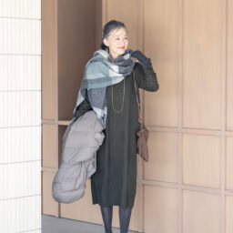 ワンピース¥3,990、手に持ったダウンコート¥17,900／ともにユニクロ、ストール¥3,990／無印良品（無印良品 銀座）、シューズ¥9,900／バタフライツイスト（カメイ・プロアクト）、バッグ¥20,900／リンク、ネックレス¥44,000／フローリアン（アッシュ・ ペー・フランス）、タイツ／スタイリスト私物