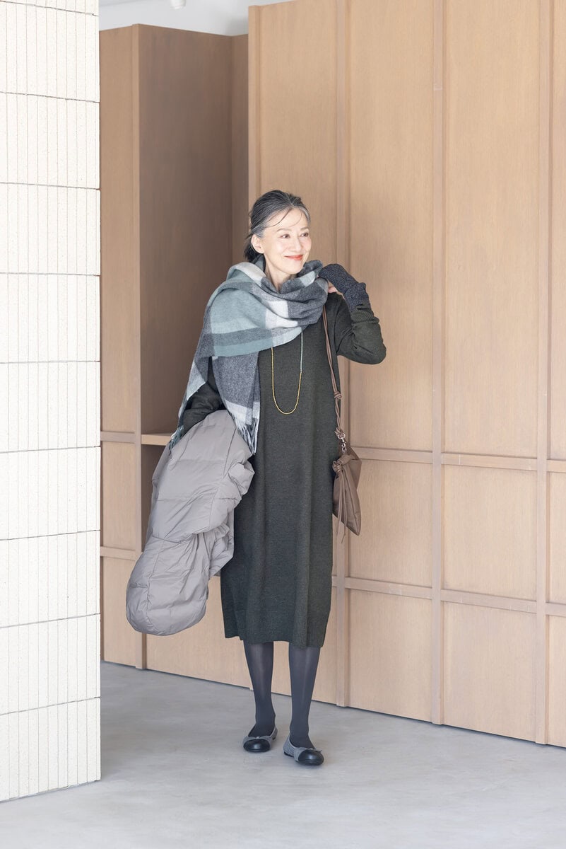 ワンピース¥3,990、手に持ったダウンコート¥17,900/ともにユニクロ、ストール¥3,990/無印良品(無印良品 銀座)、シューズ¥9,900/バタフライツイスト(カメイ・プロアクト)、バッグ¥20,900/リンク、ネックレス¥44,000/フローリアン(アッシュ・ ペー・フランス)、タイツ/スタイリスト私物