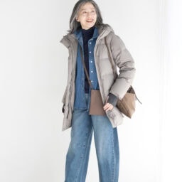 デニムシャツ¥8,590／ザラ（ザラ カスタマーサービス）、中に着たタートルネックT¥2,290／ユニクロ：シー、デニムパンツ¥9,990／コントワー・デ・コトニエ（ともにユニクロ）、ダウンコート¥17,900／ユニクロ、スニーカー¥35,200／ノーネーム（ストックマン）、バッグ¥20,900／リンク、サコッシュ¥1,290／無印良品（無印良品 銀座）、タイツ／スタイリスト私物