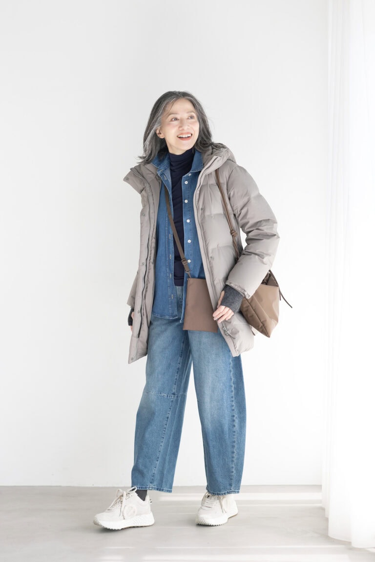 デニムシャツ¥8,590/ザラ(ザラ カスタマーサービス)、中に着たタートルネックT¥2,290/ユニクロ:シー、デニムパンツ¥9,990/コントワー・デ・コトニエ(ともにユニクロ)、ダウンコート¥17,900/ユニクロ、スニーカー¥35,200/ノーネーム(ストックマン)、バッグ¥20,900/リンク、サコッシュ¥1,290/無印良品(無印良品 銀座)、タイツ/スタイリスト私物