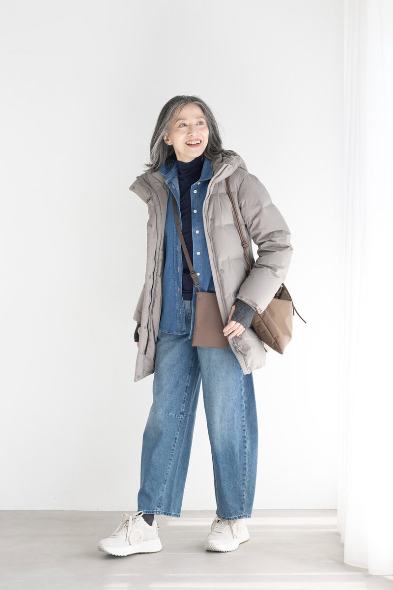 デニムシャツ¥8,590/ザラ(ザラ カスタマーサービス)、中に着たタートルネックT¥2,290/ユニクロ:シー、デニムパンツ¥9,990/コントワー・デ・コトニエ(ともにユニクロ)、ダウンコート¥17,900/ユニクロ、スニーカー¥35,200/ノーネーム(ストックマン)、バッグ¥20,900/リンク、サコッシュ¥1,290/無印良品(無印良品 銀座)、タイツ/スタイリスト私物