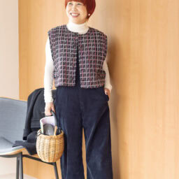 タートルニット／ザラ、ベスト／トゥモローランド ビー、サロペット／ギャルリー・ヴィー、かごバッグ／dottodot、スニーカー／ハイク（すべて私物）