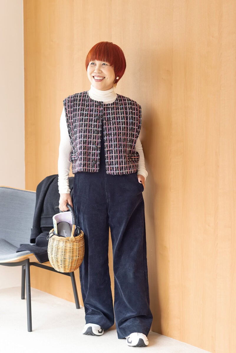 タートルニット／ザラ、ベスト／トゥモローランド ビー、サロペット／ギャルリー・ヴィー、かごバッグ／dottodot、スニーカー／ハイク（すべて私物）