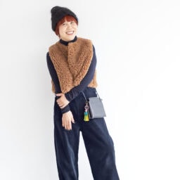 サロペット、タートルニット／ともにギャルリー・ヴィー、ベスト、スニーカー／ともにハイク、ショルダーバッグ／ザロウ、バッグチャーム／MERCEDES SALAZAR、ニット帽／フランスのブランドのもの（すべて私物）